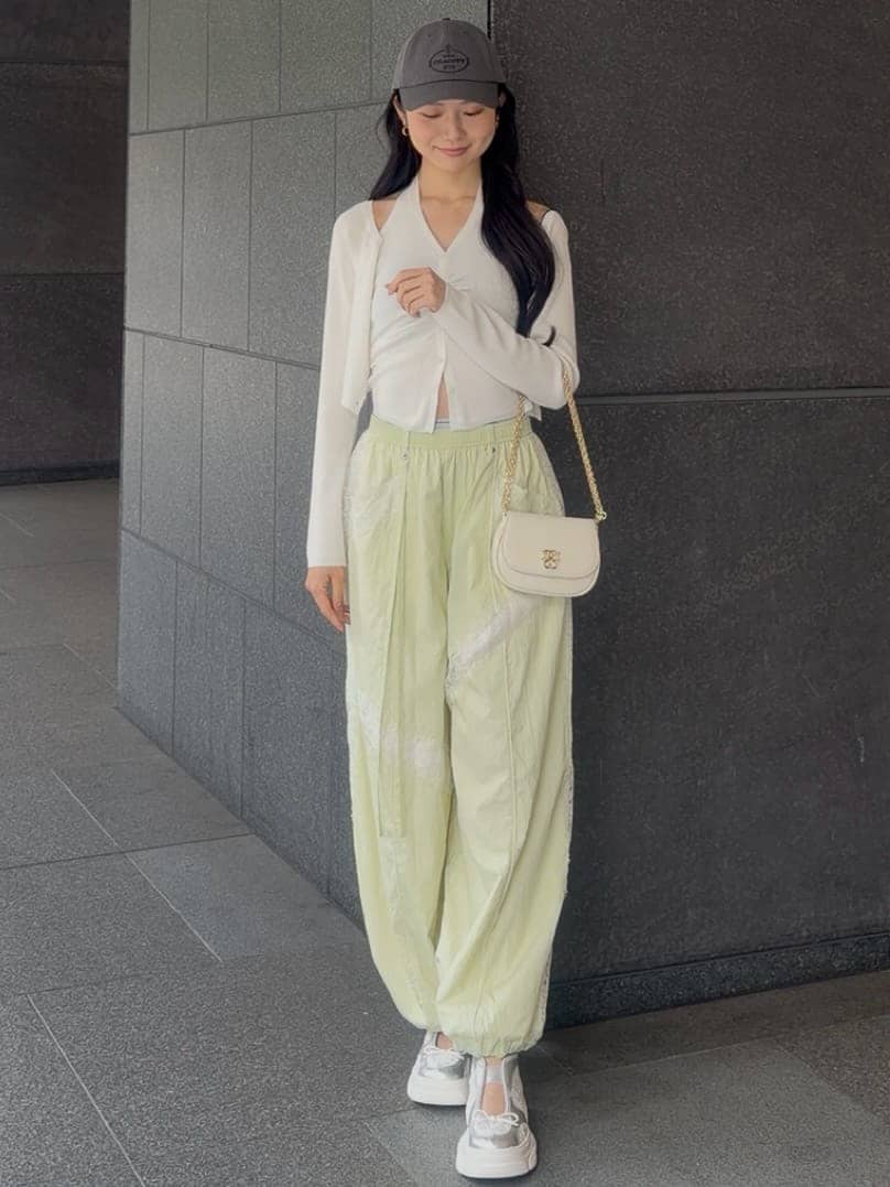 ホワイト系のカーディガン/ボレロ、グリーン系のその他パンツ、ホワイト系のショルダーバッグを着用したレディースの春コーディネートの2枚目の写真