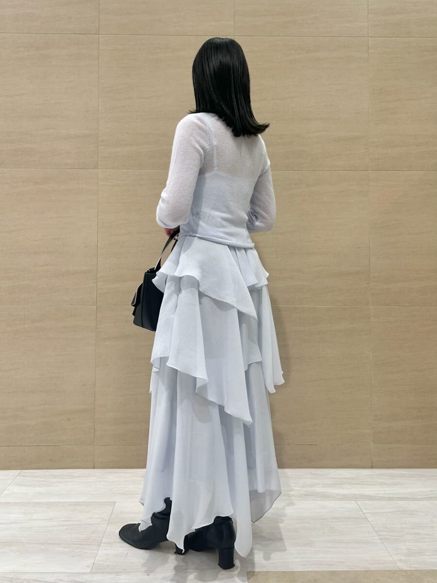 ブルー系のワンピース、ブラック系のハンドバッグを着用したレディースの冬コーディネートの3枚目の写真