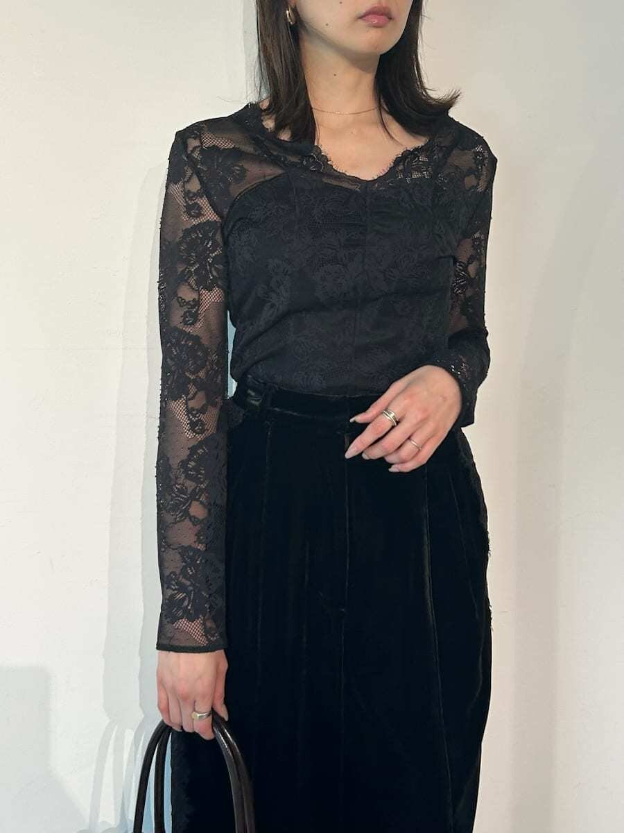 ブラック系のその他パンツ、ブラック系のTシャツ/カットソー、ブラウン系のサンダルを着用したレディースの秋コーディネートの6枚目の写真