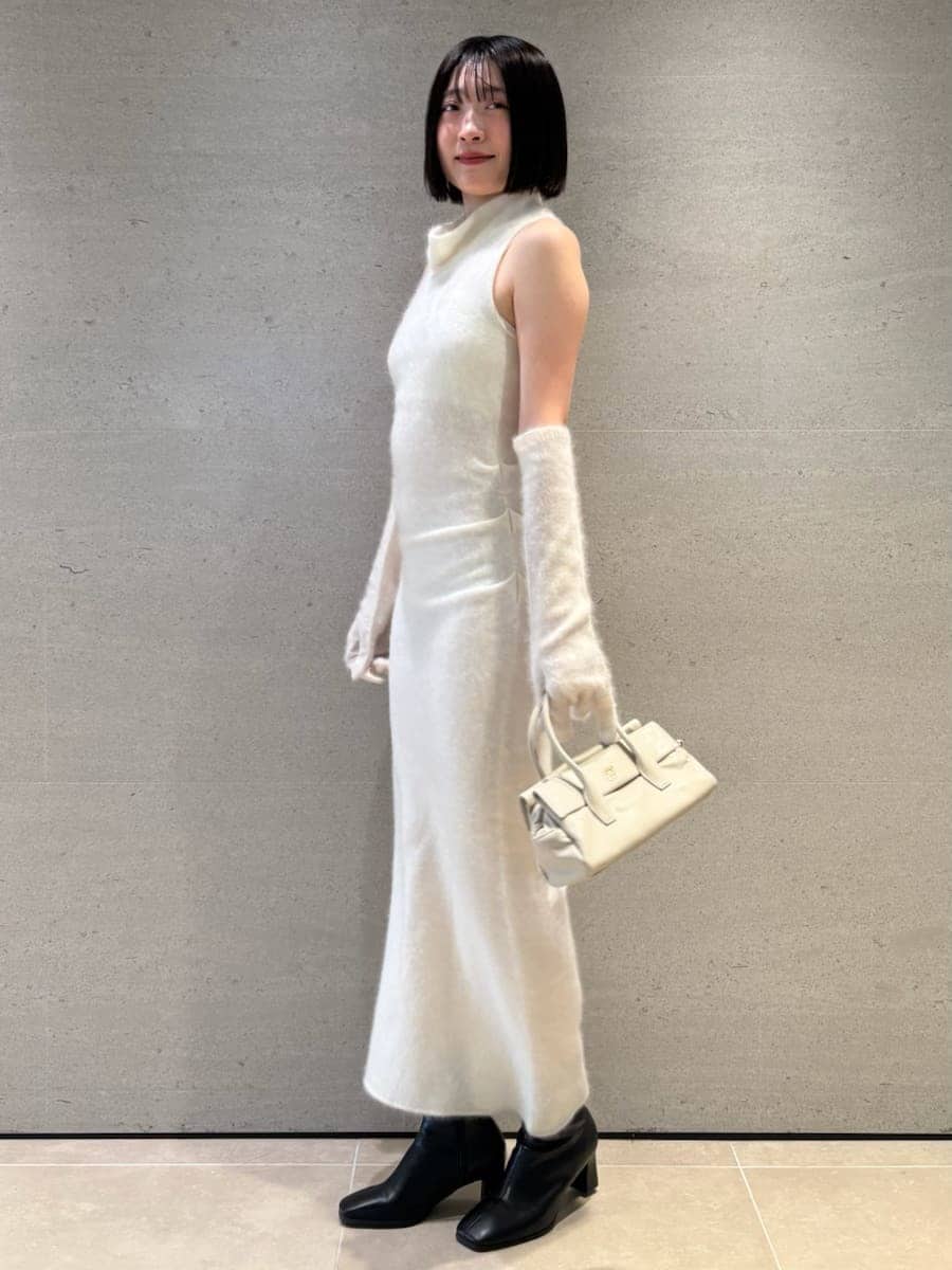 ホワイト系のワンピース、ホワイト系のボストンバッグを着用したレディースの冬コーディネートの2枚目の写真
