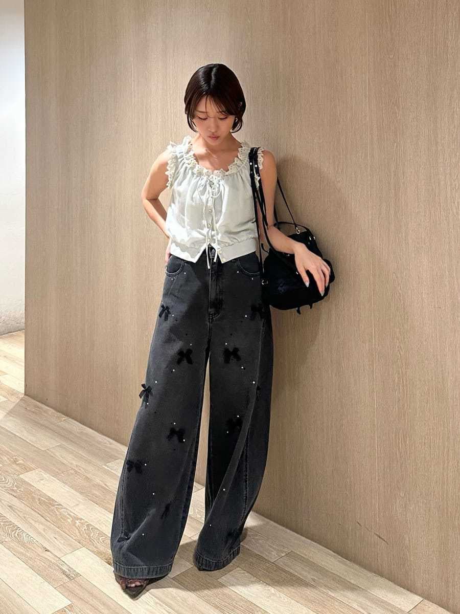 ブラック系のその他パンツ、グリーン系のシャツ/ブラウス、ブラウン系のサンダルを着用したレディースの夏コーディネートの3枚目の写真