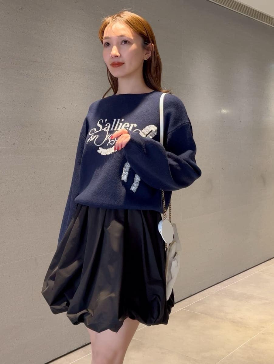 ブラック系のその他パンツ、ブルー系のニット/セーター、ホワイト系のショルダーバッグを着用したレディースの冬コーディネートの5枚目の写真