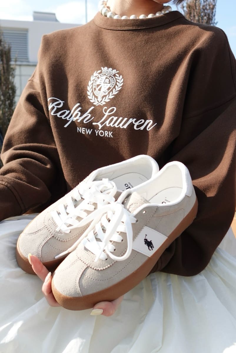 ホワイト系のスカート、ブラウン系のスウェット、ベージュ系のスニーカーを着用したレディースの春コーディネートの8枚目の写真