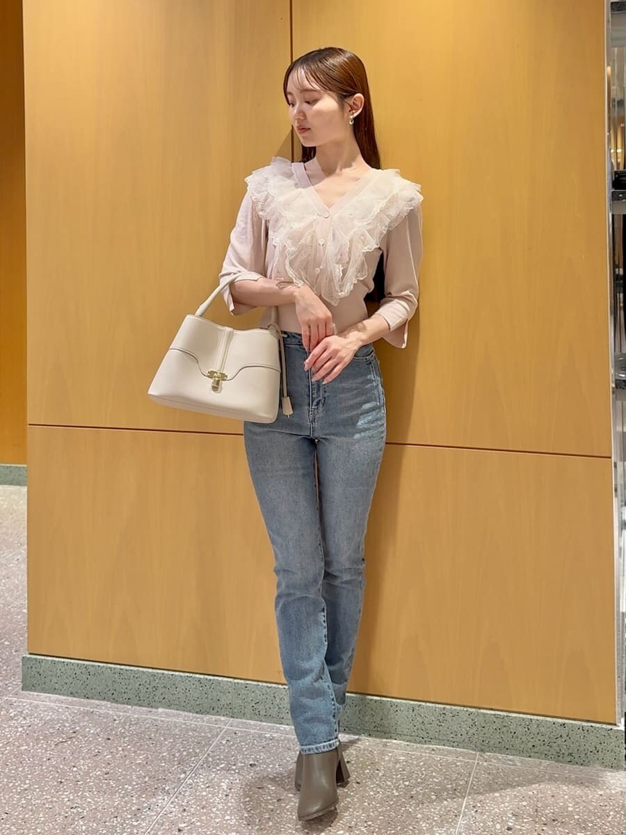 ブルー系のその他パンツ、ベージュ系のピーコート、ピンク系のニット/セーターを着用したレディースの冬コーディネートの3枚目の写真