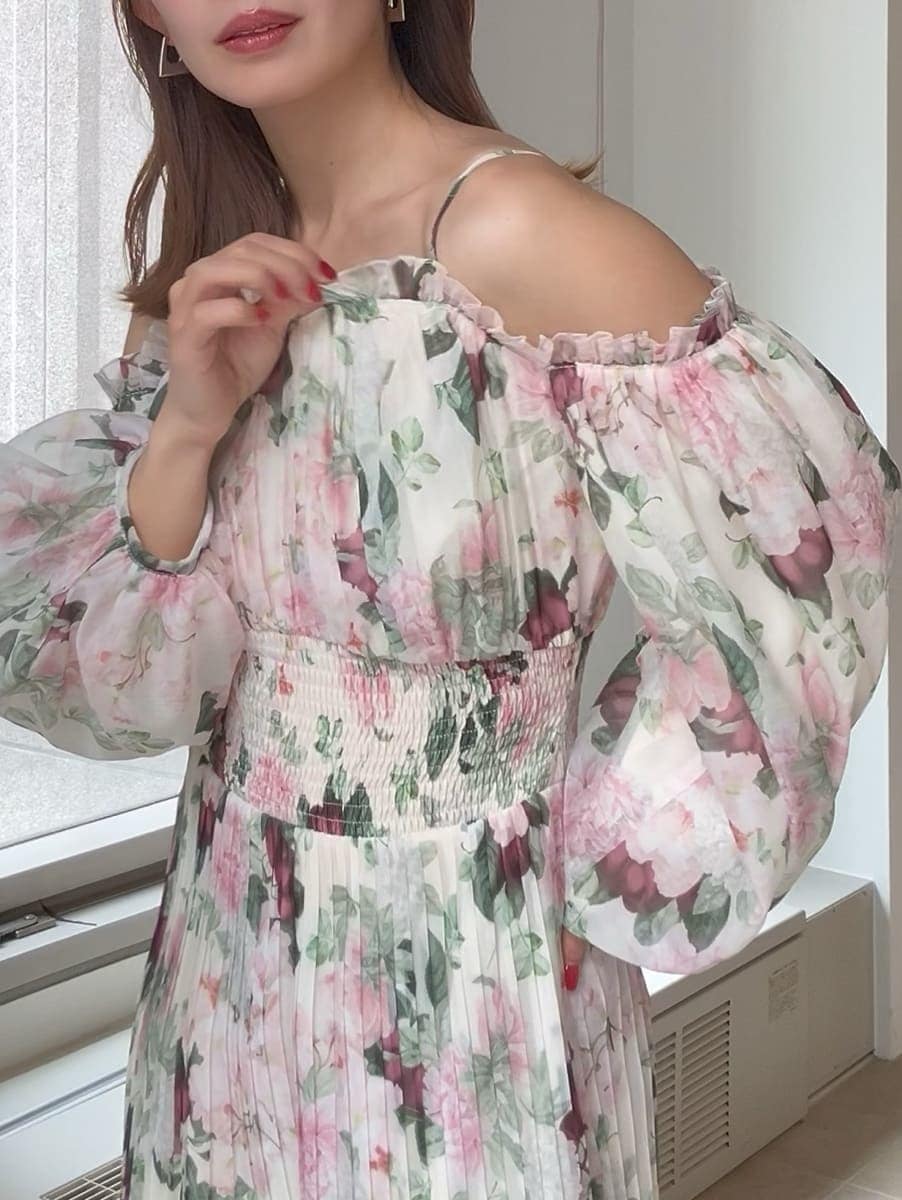 ピンク系のワンピース、ブラウン系のキャスケットを着用したレディースの冬コーディネートの4枚目の写真