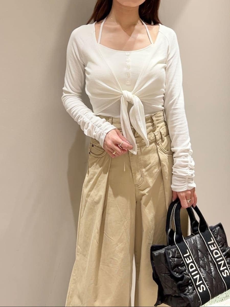 ホワイト系のTシャツ/カットソー、ベージュ系のデニムパンツ、ブラック系のハンドバッグを着用したレディースの秋コーディネートの4枚目の写真