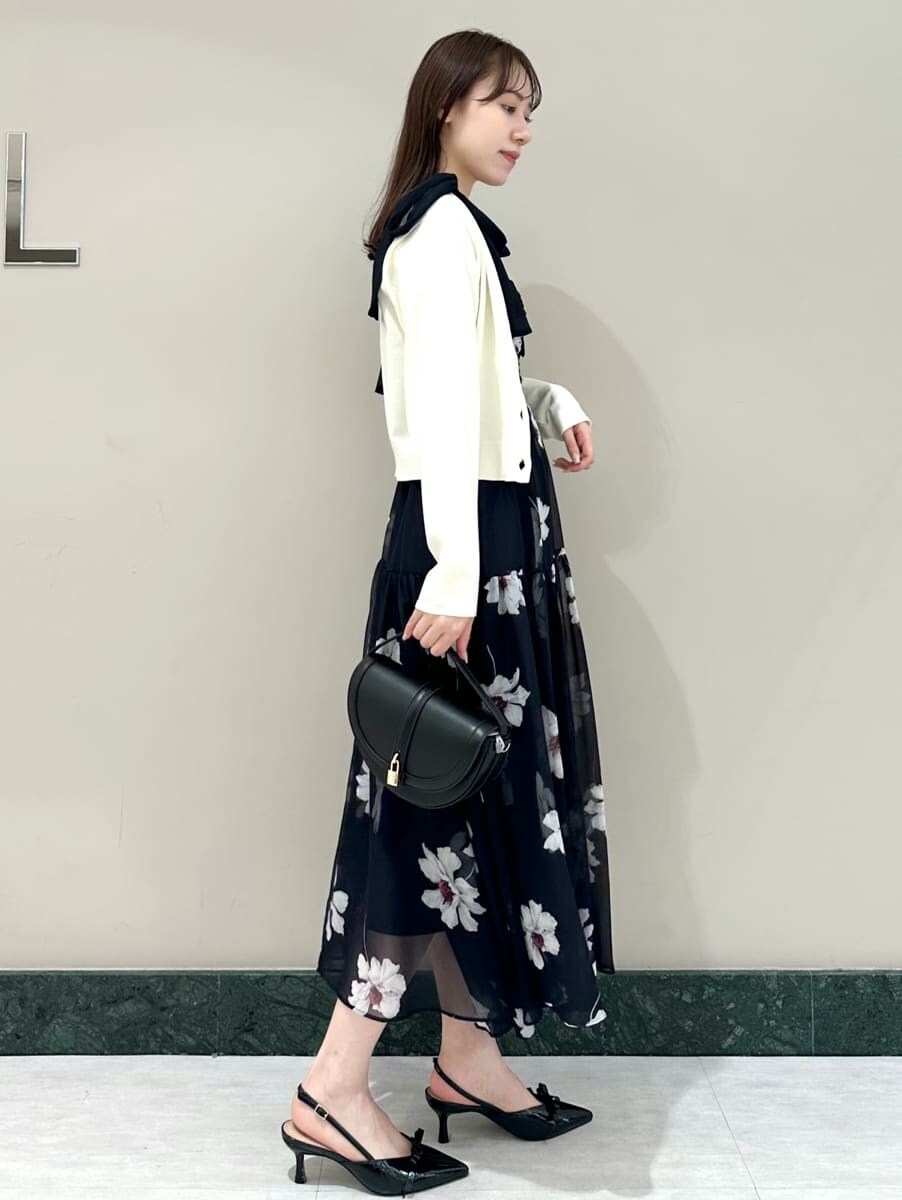 ブルー系のワンピース、ホワイト系のカーディガン/ボレロ、ブラック系のハンドバッグを着用したレディースの夏コーディネートの5枚目の写真