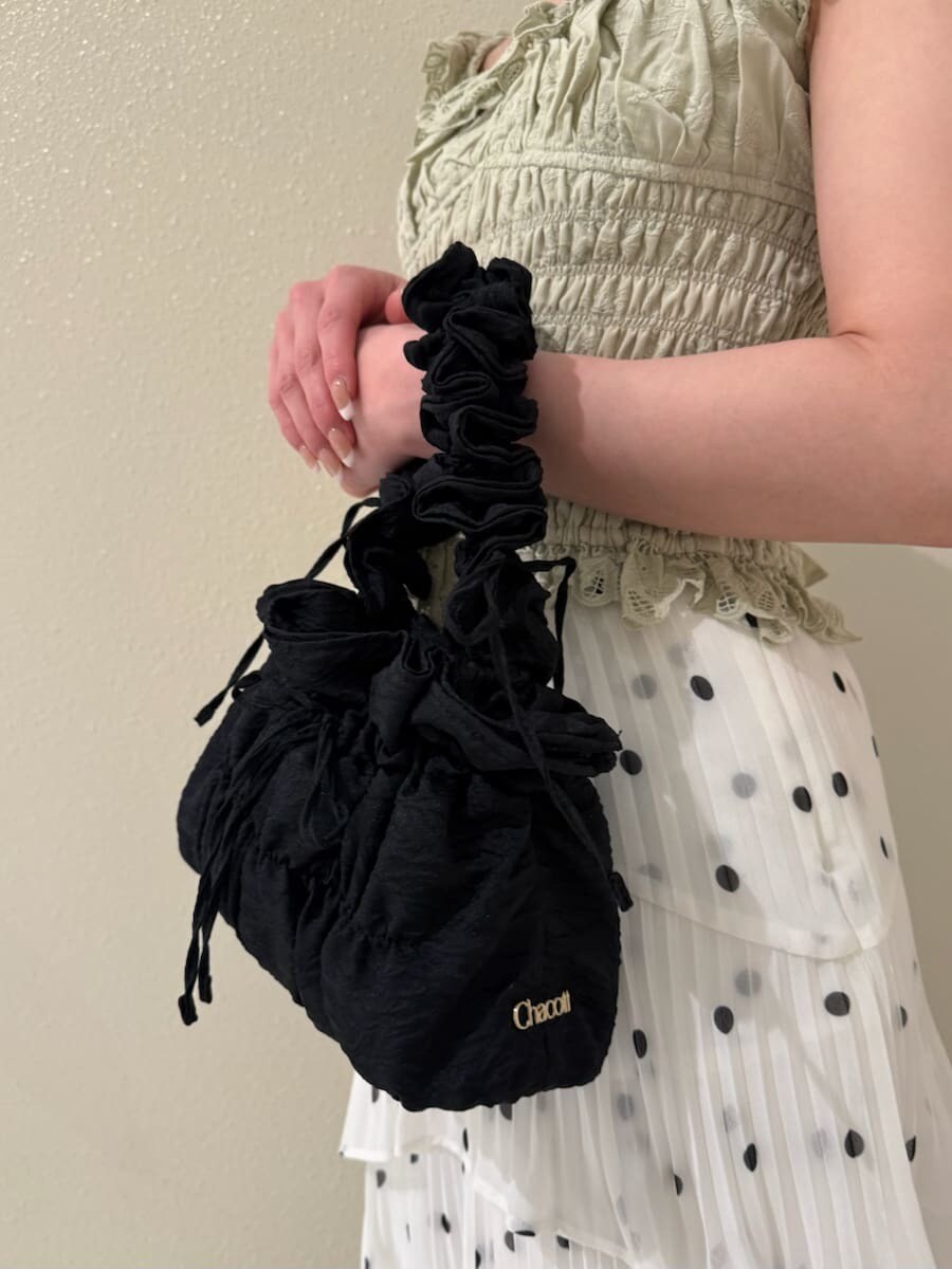 その他のスカート、グリーン系のシャツ/ブラウス、ホワイト系の折りたたみ傘を着用したレディースの春コーディネートの8枚目の写真