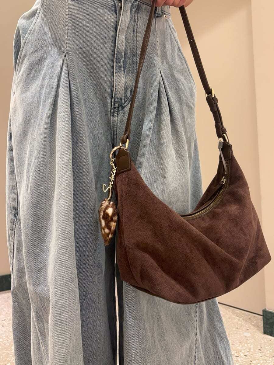 ブルー系のデニムパンツ、ブラウン系のサンダル、グリーン系のシャツ/ブラウスを着用したレディースの夏コーディネートの5枚目の写真