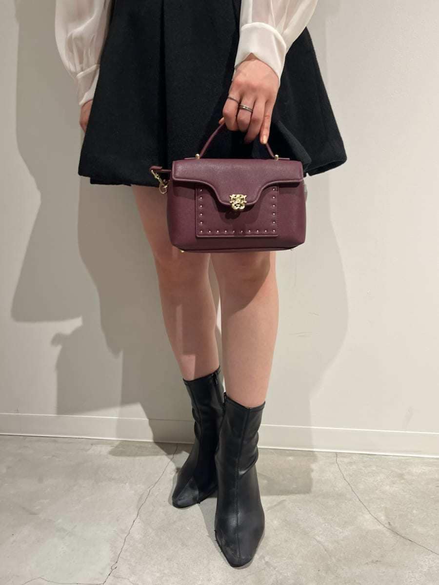 ブラック系のブルゾン、ホワイト系のシャツ/ブラウス、ブラック系のスカートを着用したレディースの秋コーディネートの9枚目の写真