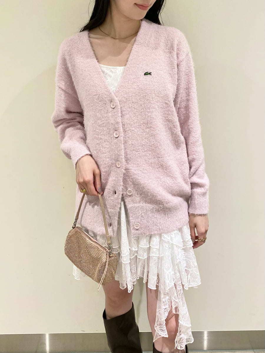 ホワイト系のワンピース、ピンク系のカーディガン/ボレロを着用したレディースの冬コーディネートの7枚目の写真