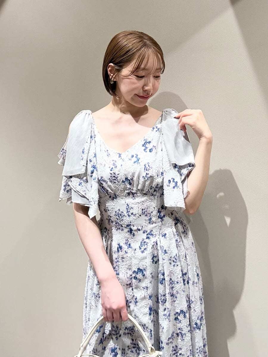 その他のワンピース、イエロー系のパンプス、ホワイト系のハンドバッグを着用したレディースの春コーディネートの5枚目の写真