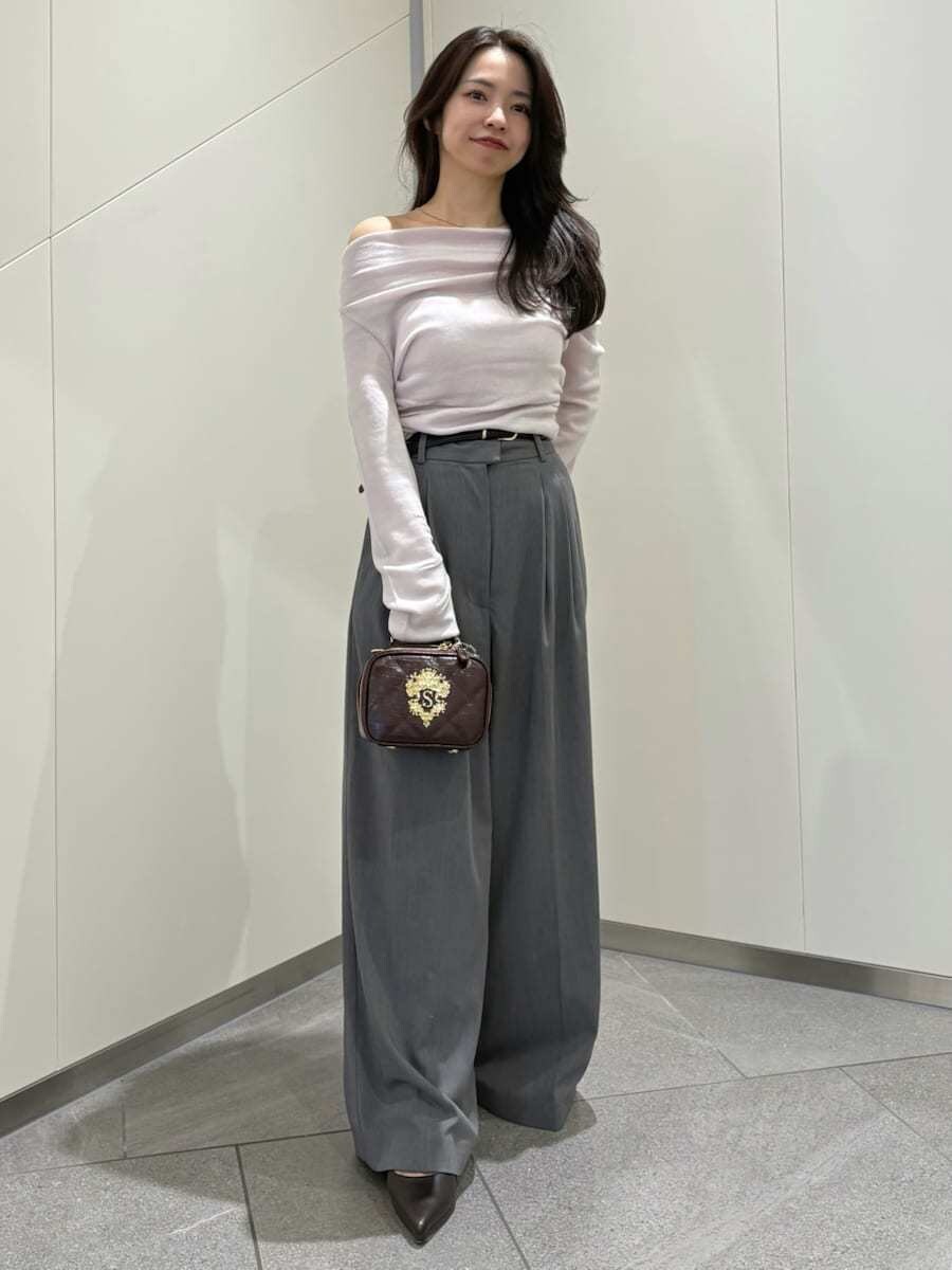 グレー系のその他パンツ、ピンク系のニット/セーター、ブラウン系のパンプスを着用したレディースの秋コーディネートの6枚目の写真