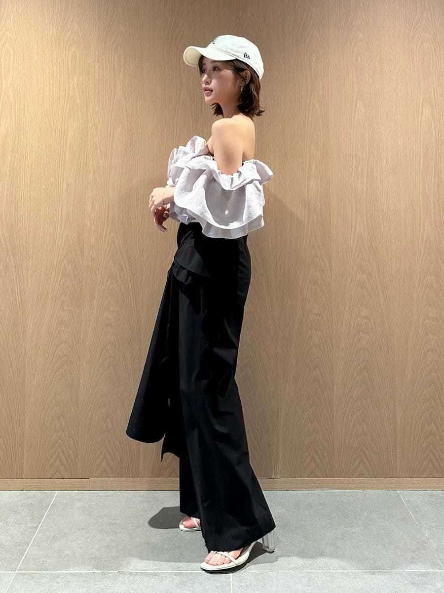 ブラック系のその他パンツ、グレー系のシャツ/ブラウス、ホワイト系のショルダーバッグを着用したレディースの春コーディネートの3枚目の写真