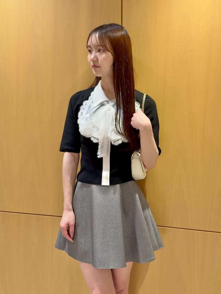 グレー系のその他パンツ、ブラック系のニット/セーター、ホワイト系のショルダーバッグを着用したレディースの冬コーディネートの2枚目の写真