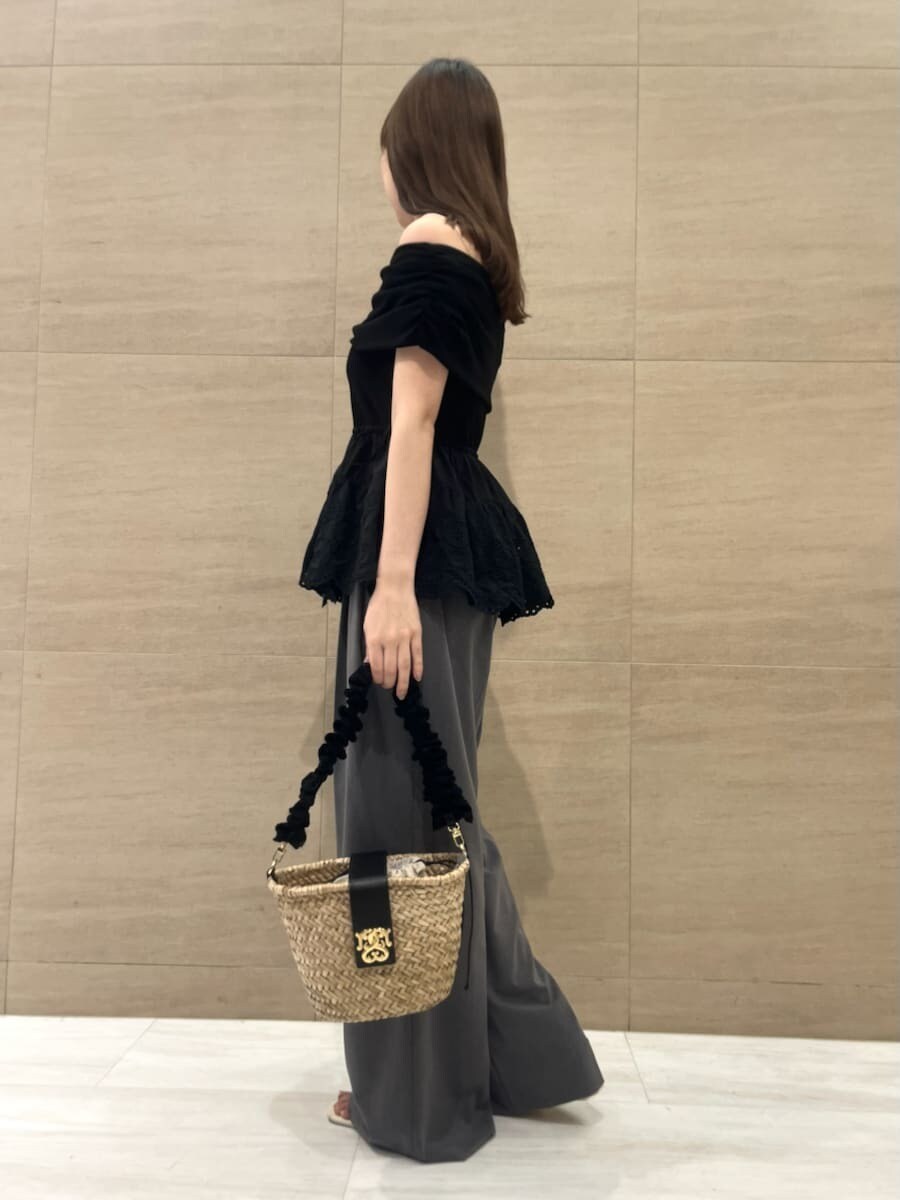 ブラック系のTシャツ/カットソー、グレー系のその他パンツ、ブラック系のかごバッグを着用したレディースの夏コーディネートの2枚目の写真