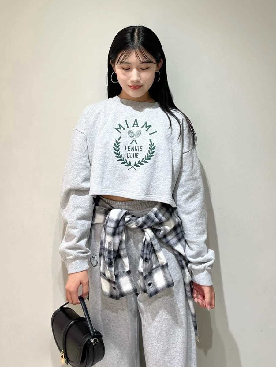 ブラック系のシャツ/ブラウス、グレー系のTシャツ/カットソー、グレー系のその他パンツを着用したレディースの秋コーディネートの3枚目の写真