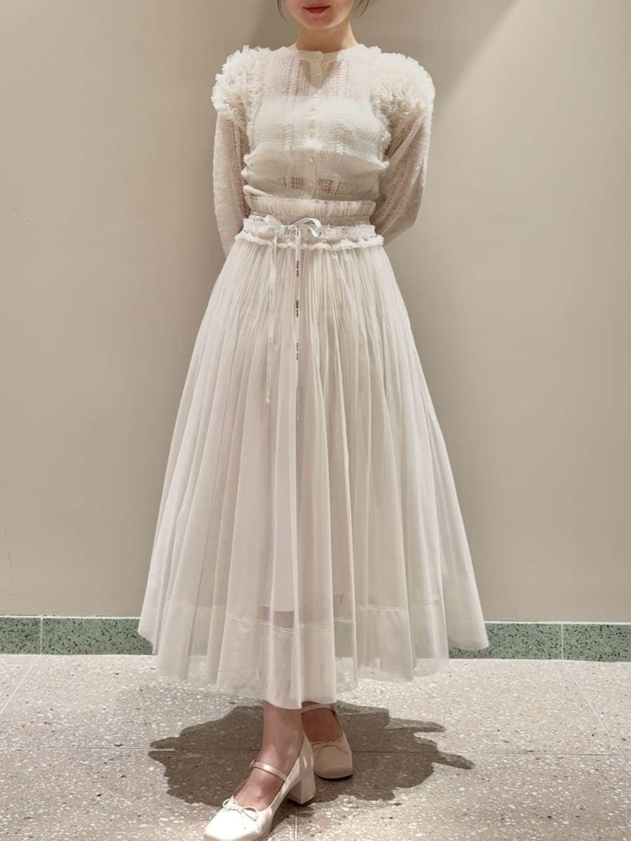 ホワイト系のカーディガン/ボレロ、ホワイト系のスカート、ピンク系のパンプスを着用したレディースの夏コーディネートの6枚目の写真