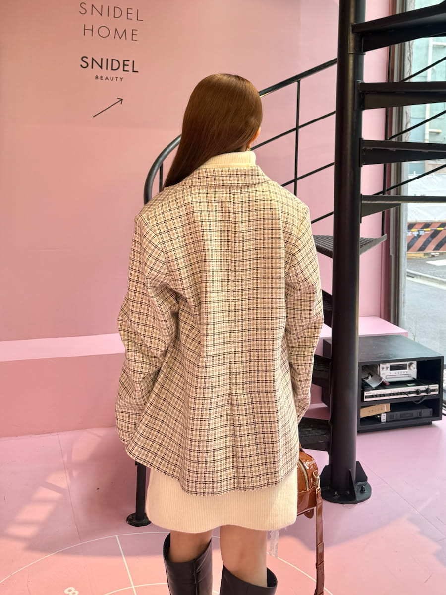 その他のテーラードジャケット、ホワイト系のワンピース、ブラック系のブーツを着用したレディースの秋コーディネートの8枚目の写真