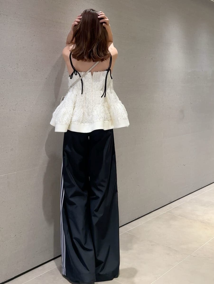 ホワイト系のその他トップス、ブラック系のその他パンツ、ブラック系のブルゾンを着用したレディースの春コーディネートの4枚目の写真