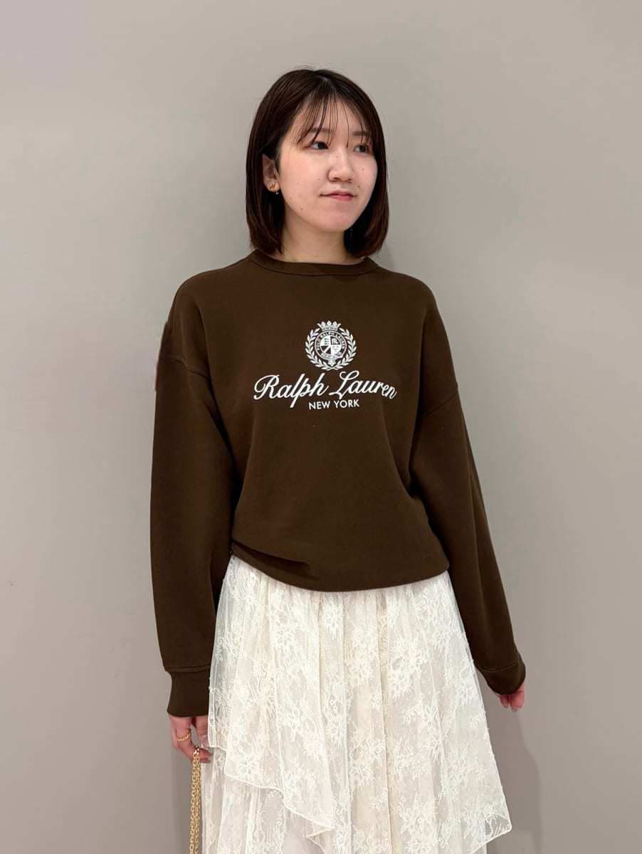 ホワイト系のスカート、ブラウン系のスウェット、ブラック系のショルダーバッグを着用したレディースの春コーディネートの4枚目の写真