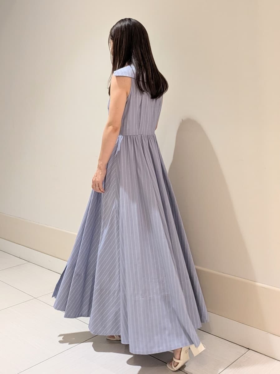 ブルー系のワンピース、ホワイト系のかごバッグ、ホワイト系のパンプスを着用したレディースの夏コーディネートの4枚目の写真