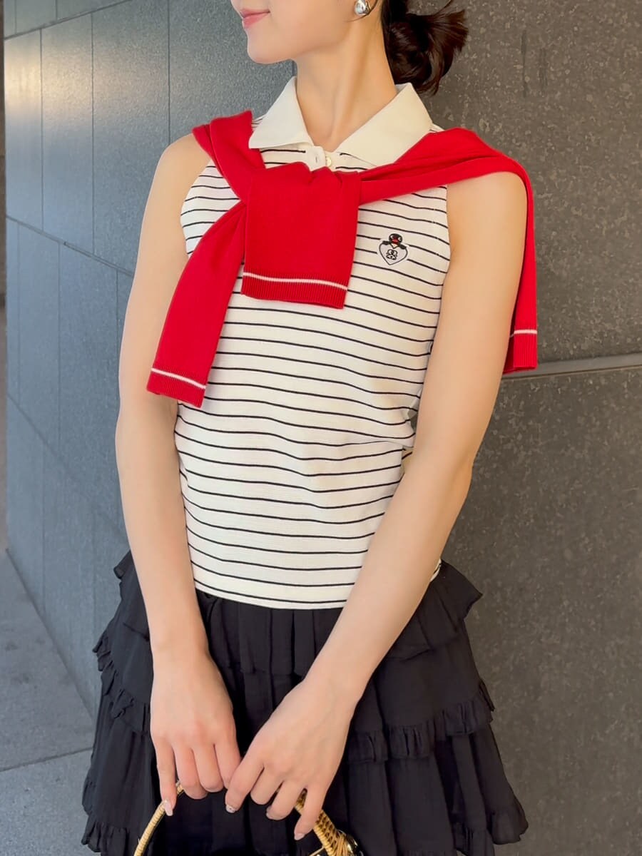 ブラック系のかごバッグ、その他のTシャツ/カットソー、レッド系のカーディガン/ボレロを着用したレディースの夏コーディネートの6枚目の写真