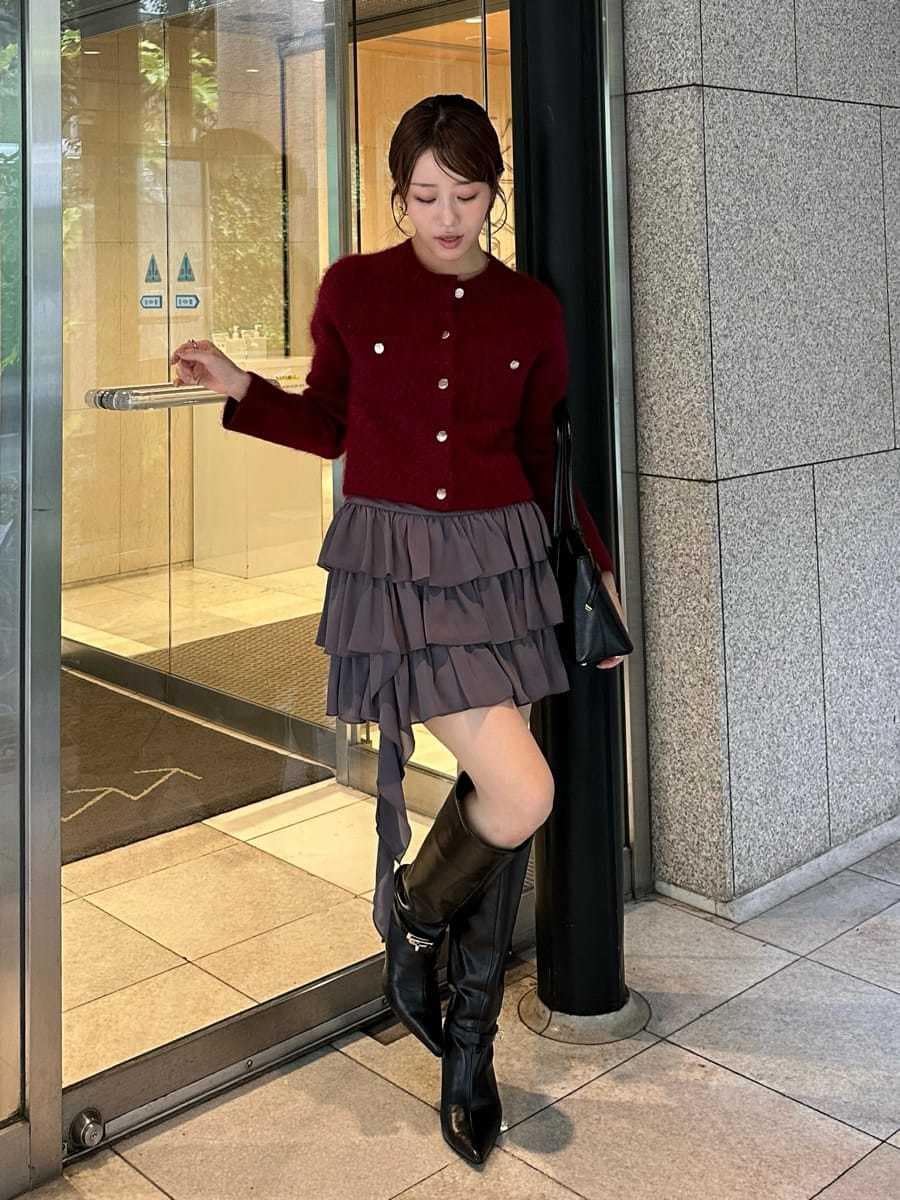 レッド系のテーラードジャケット、グレー系のその他パンツ、ブラック系のブーツを着用したレディースの秋コーディネートの5枚目の写真