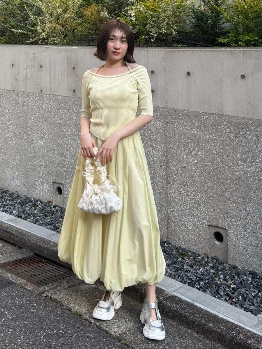 シルバー系のスニーカーを着用したレディースの春コーディネートの2枚目の写真