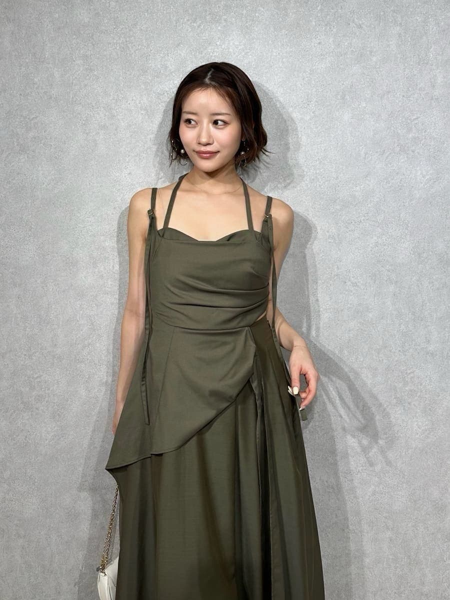 ブラウン系のブーツ、グリーン系のワンピース、ホワイト系のショルダーバッグを着用したレディースの春コーディネートの6枚目の写真