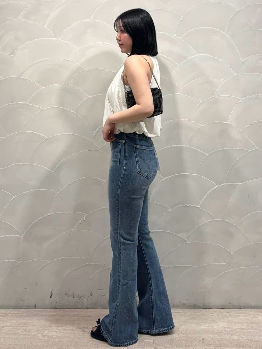 ブルー系のデニムパンツを着用したレディースの春コーディネートの2枚目の写真