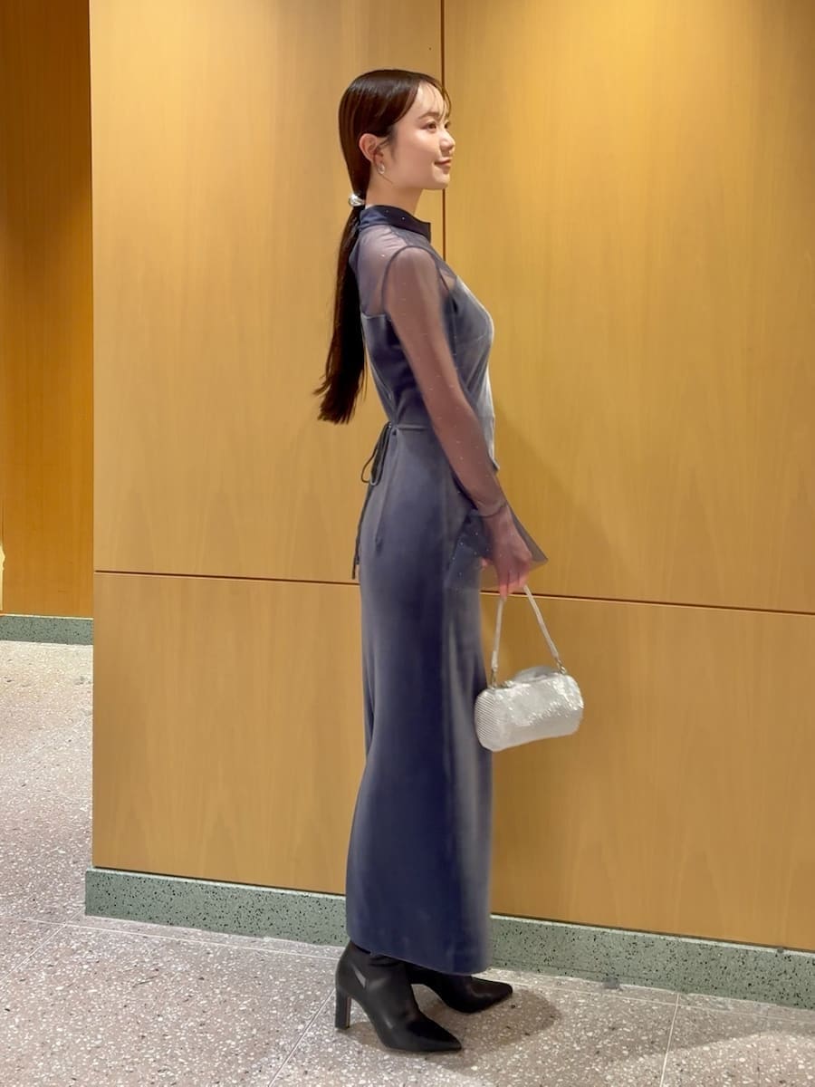 ブラック系のブーツ、ブルー系のワンピースを着用したレディースの冬コーディネートの2枚目の写真