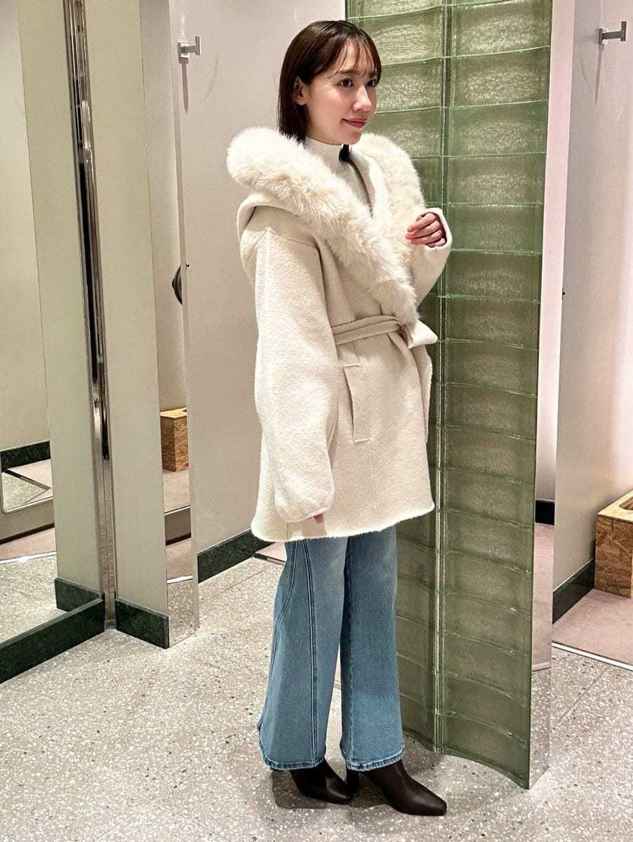 ホワイト系のその他アウター、ホワイト系のニット/セーター、ブルー系のその他パンツを着用したレディースの秋コーディネートの3枚目の写真