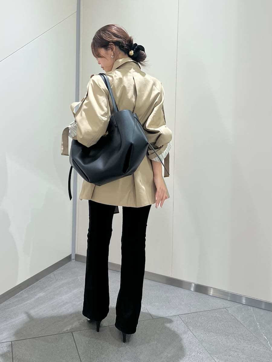 ベージュ系のトレンチコート、その他のパンプス、ブラック系のトートバッグを着用したレディースの秋コーディネートの4枚目の写真
