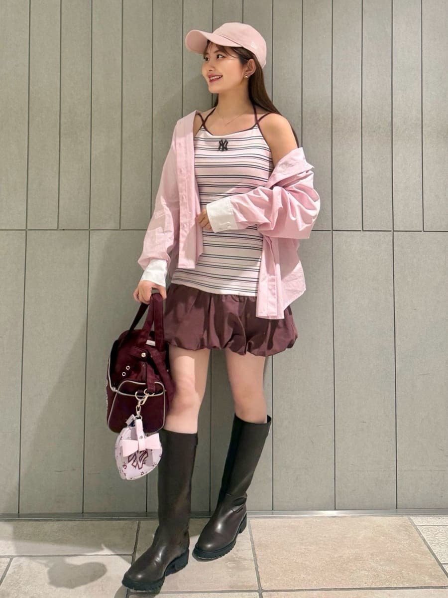 その他のワンピース、ピンク系のシャツ/ブラウス、グレー系のキーケース/キーアクセサリーを着用したレディースの冬コーディネートの2枚目の写真