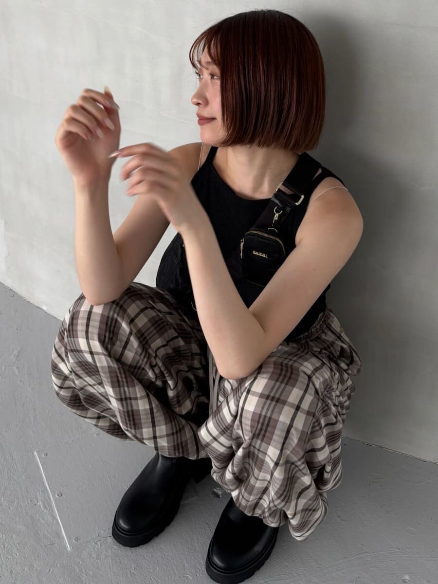 ブラック系のニット/セーター、ベージュ系のその他パンツ、ブラック系のショルダーバッグを着用したレディースの夏コーディネートの7枚目の写真