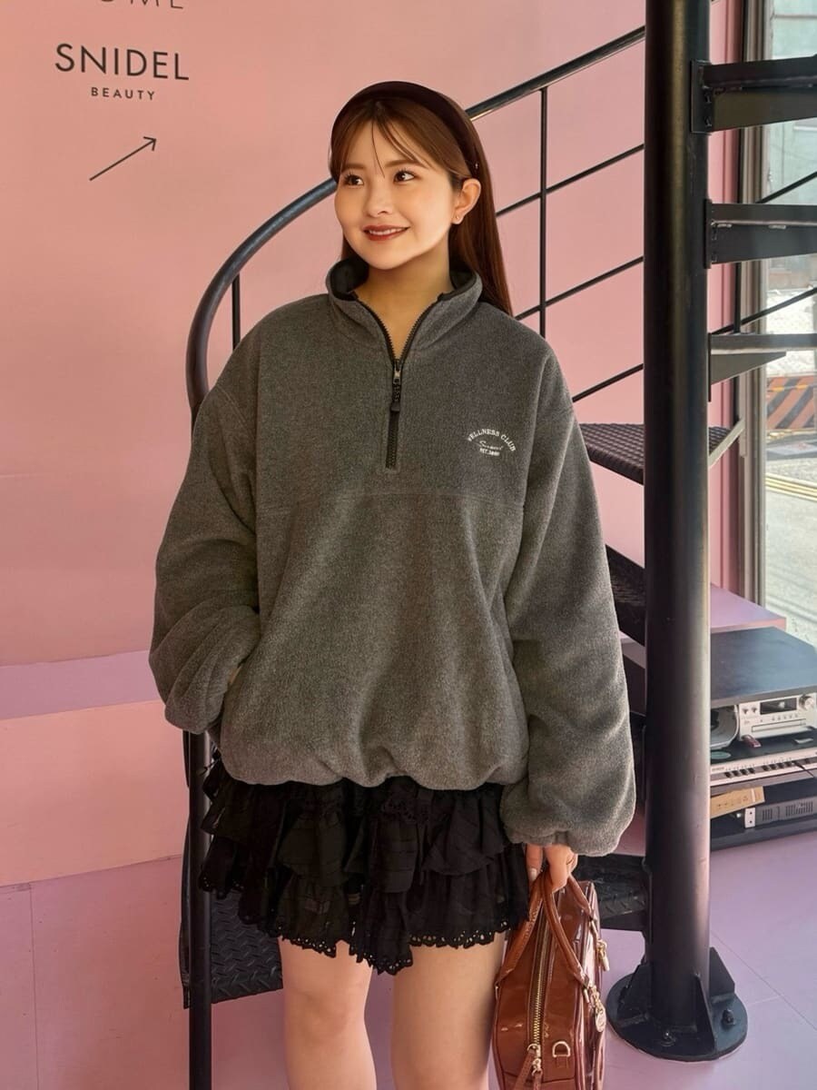 グレー系のTシャツ/カットソー、ブラック系のその他パンツ、ブラック系のブーツを着用したレディースの秋コーディネートの4枚目の写真