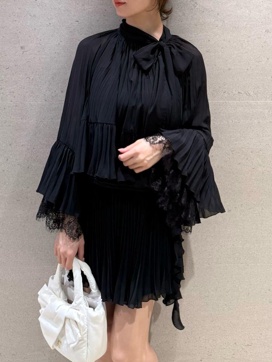 シルバー系のイヤリングを着用したレディースの春コーディネートの3枚目の写真