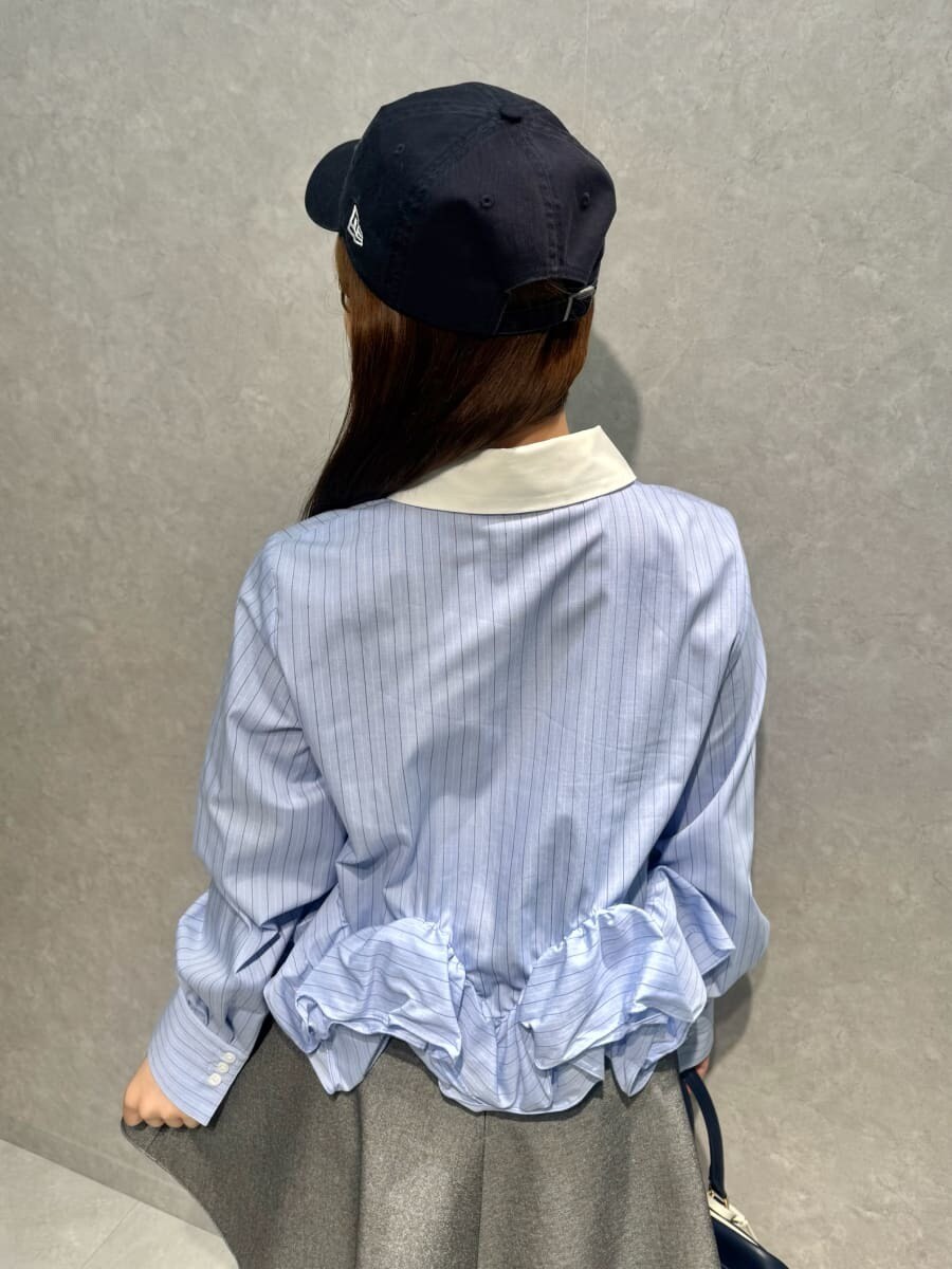 グレー系のその他パンツ、その他のシャツ/ブラウス、ブルー系のボストンバッグを着用したレディースの夏コーディネートの4枚目の写真