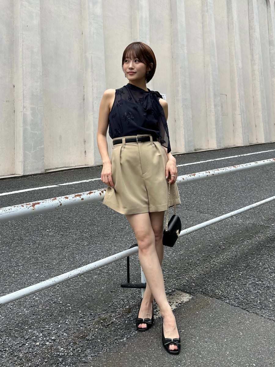 ブラック系のショルダーバッグ、ベージュ系のその他パンツを着用したレディースの春コーディネートの6枚目の写真