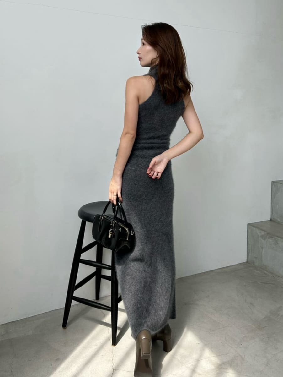 ブラック系のブルゾン、ブラック系のボストンバッグ、グレー系のワンピースを着用したレディースの秋コーディネートの4枚目の写真