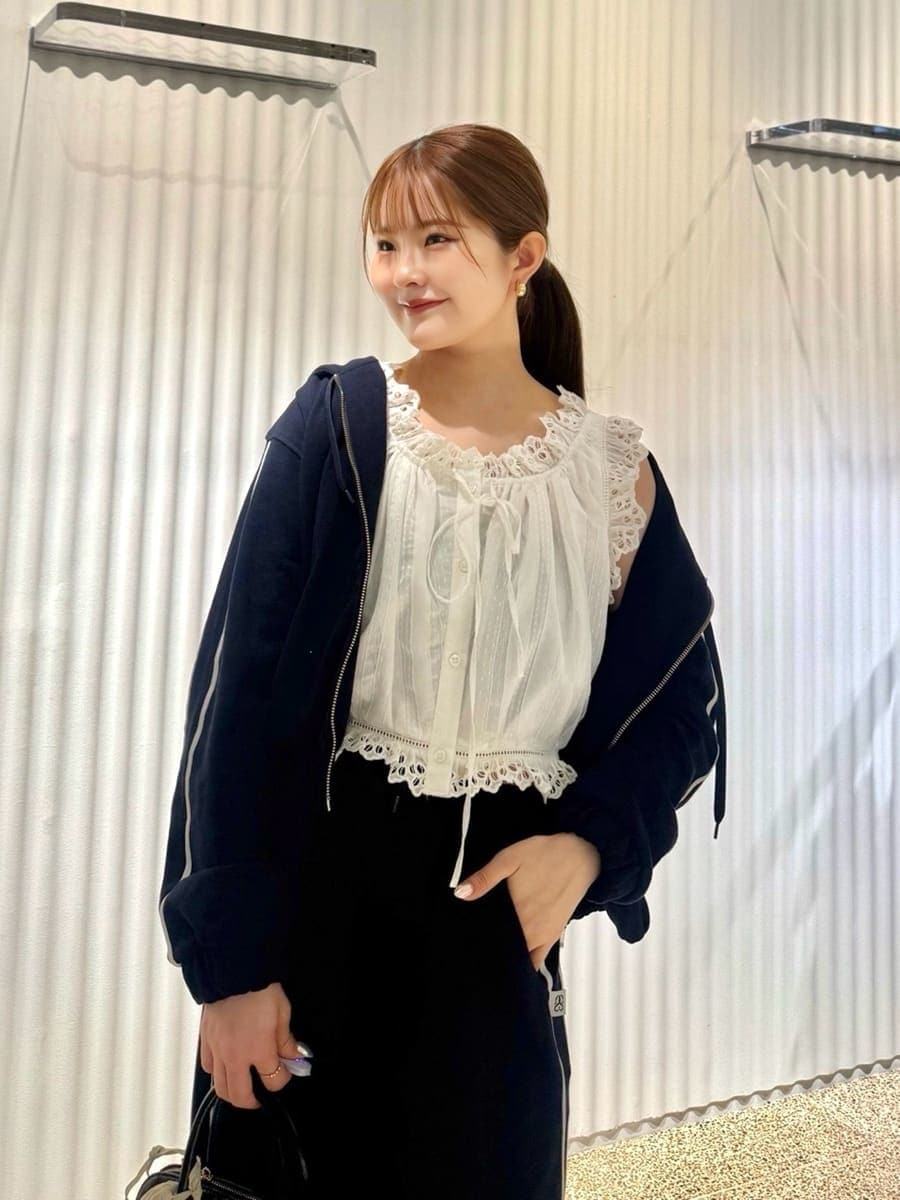 ホワイト系のシャツ/ブラウス、ブルー系のパーカー、ブルー系のスウェットパンツを着用したレディースの夏コーディネートの5枚目の写真