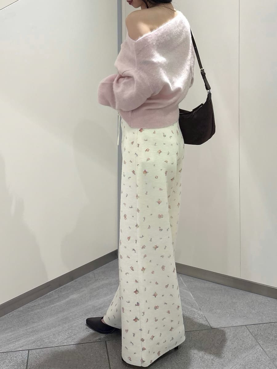 その他のその他パンツ、ピンク系のニット/セーター、ブラウン系のパンプスを着用したレディースの秋コーディネートの2枚目の写真