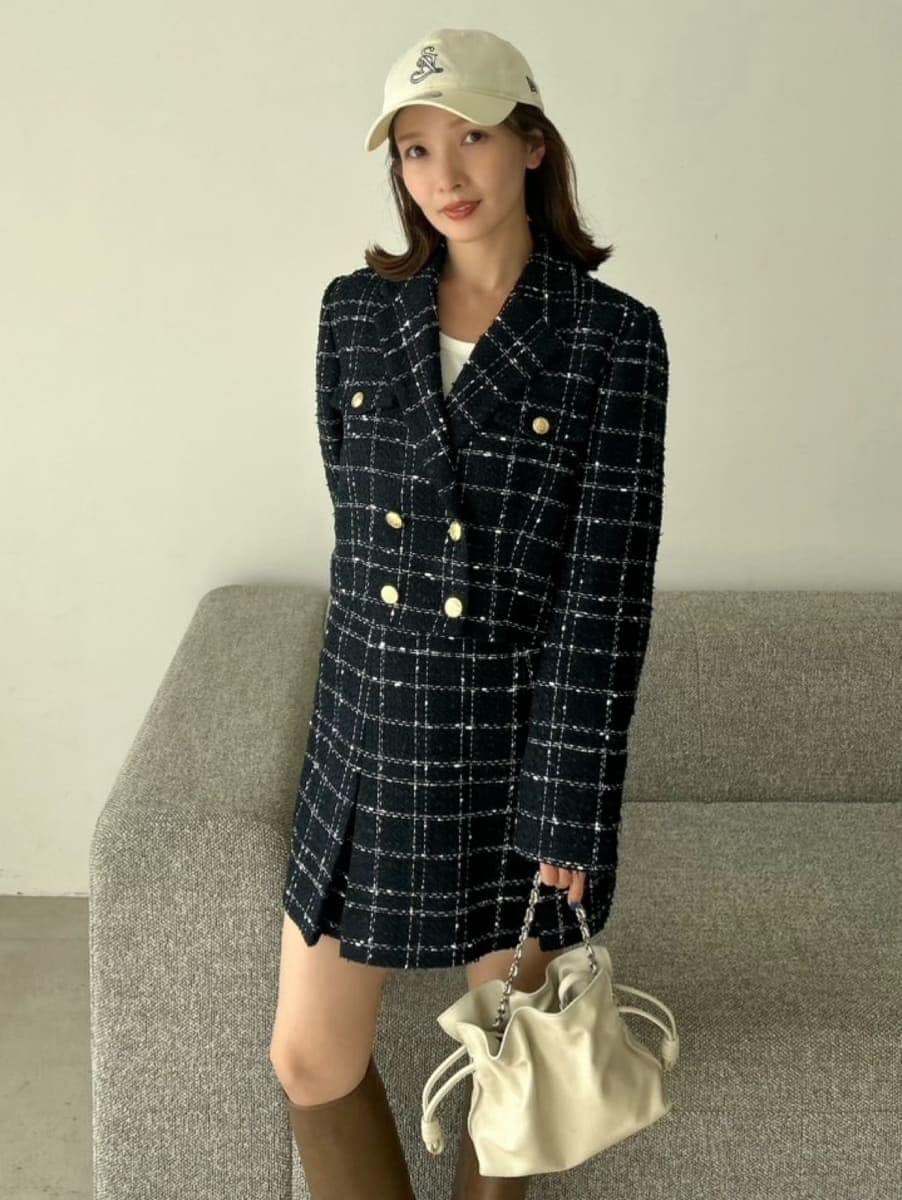 ホワイト系のTシャツ/カットソー、ブルー系のテーラードジャケット、ブルー系のスカートを着用したレディースの冬コーディネートの2枚目の写真