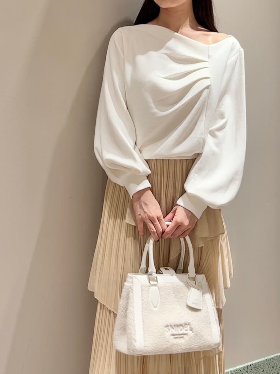 ホワイト系のTシャツ/カットソー、イエロー系のスカート、ホワイト系のハンドバッグを着用したレディースの秋コーディネートの5枚目の写真