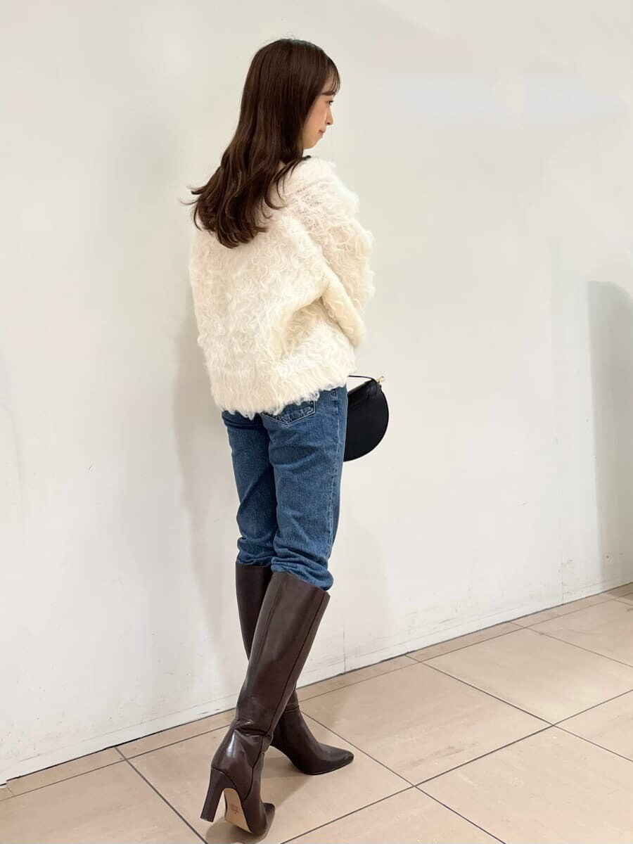 ホワイト系のカーディガン/ボレロ、ブルー系のデニムパンツ、ブラウン系のブーツを着用したレディースの秋コーディネートの3枚目の写真