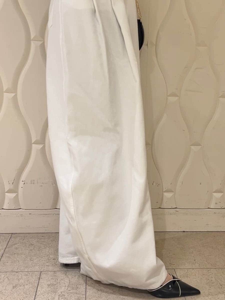 ブルー系のカーディガン/ボレロ、ブラック系のパンプス、ブラック系のショルダーバッグを着用したレディースの冬コーディネートの9枚目の写真