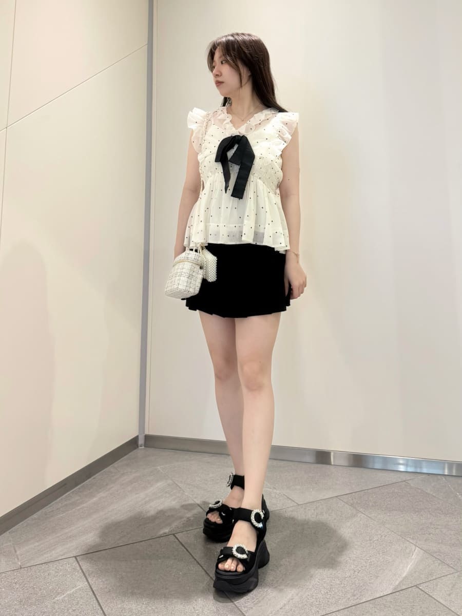 その他のシャツ/ブラウス、ブラック系のその他パンツ、ブラック系のサンダルを着用したレディースの夏コーディネートの2枚目の写真