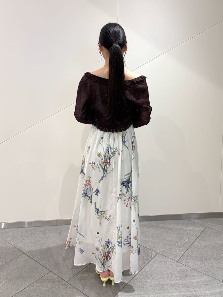 ブラウン系のカーディガン/ボレロ、ホワイト系のワンピース、イエロー系のパンプスを着用したレディースの冬コーディネートの4枚目の写真