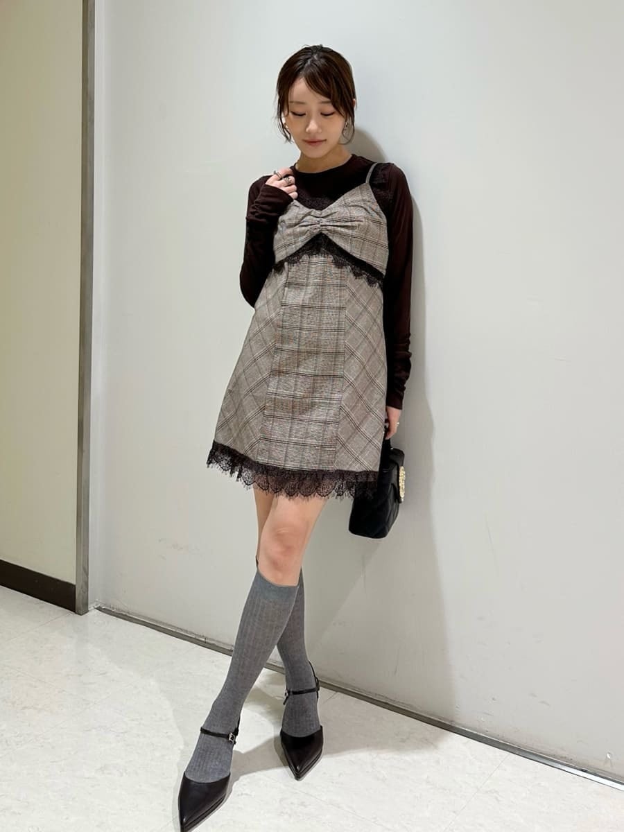 その他のワンピース、ブラウン系のパンプス、ブラック系のショルダーバッグを着用したレディースの秋コーディネートの2枚目の写真